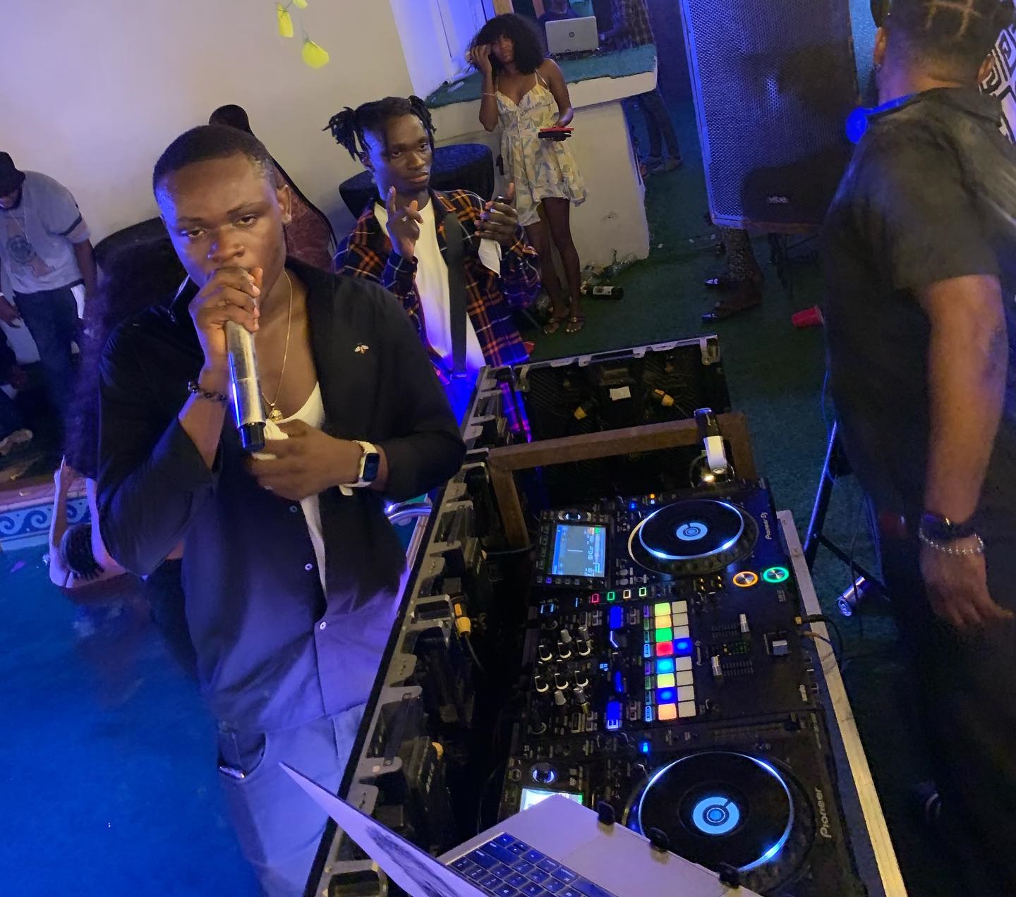 DJ Mask live energy moment